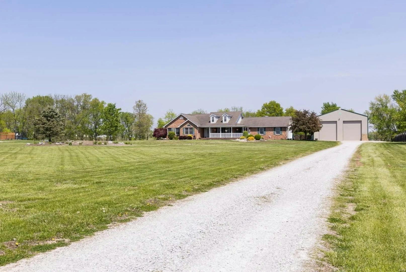 Large grassy front yard Private Backyard for Rent in Freeburg Swimply